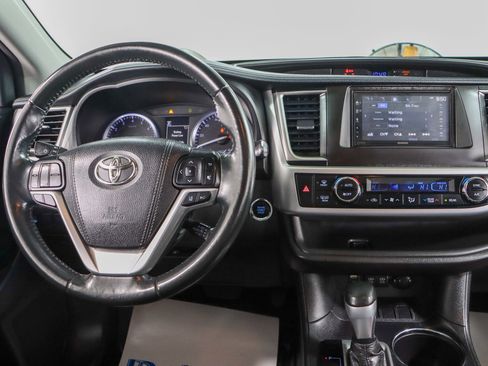 Used 2018 Toyota Highlander SE image 16