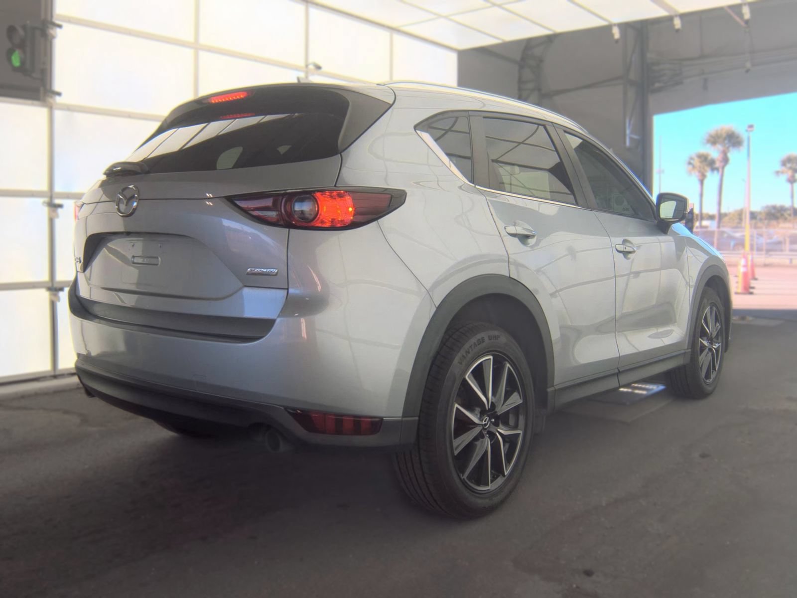 Used 2018 MAZDA CX-5 Touring FWD image 3