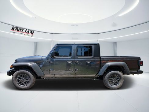 New 2025 Jeep Gladiator Sport image 5