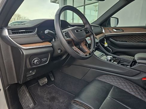 Used 2025 Jeep Grand Cherokee Summit AWD/4WD image 33