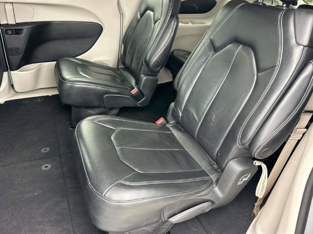 Used 2022 Chrysler Pacifica Touring-L FWD image 18