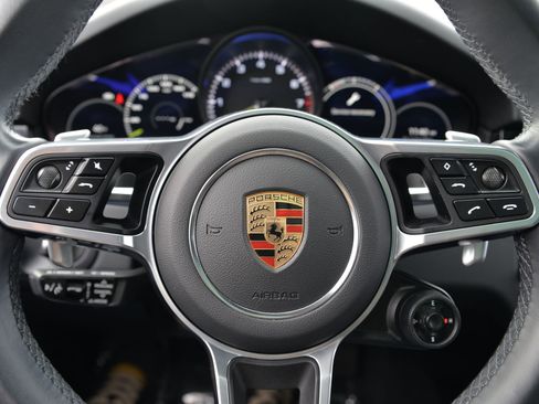 Certified 2022 Porsche Cayenne Platinum Edition image 16