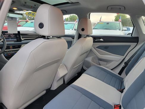 Certified 2025 Volkswagen Jetta SE w/ Sunroof Package image 8