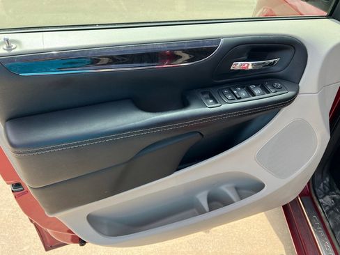 Used 2015 Chrysler Town & Country Touring w/ Mopar Premium Addition Group image 17