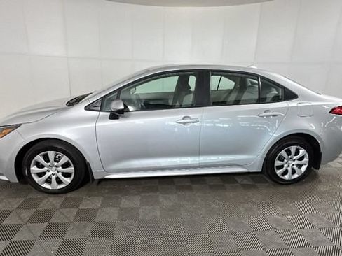 Used 2025 Toyota Corolla LE FWD image 5