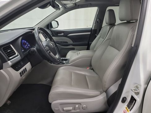 Used 2019 Toyota Highlander XLE image 12