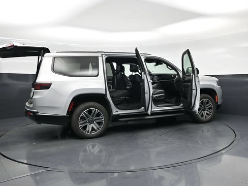 Used 2025 Jeep Wagoneer Series II AWD/4WD image 33