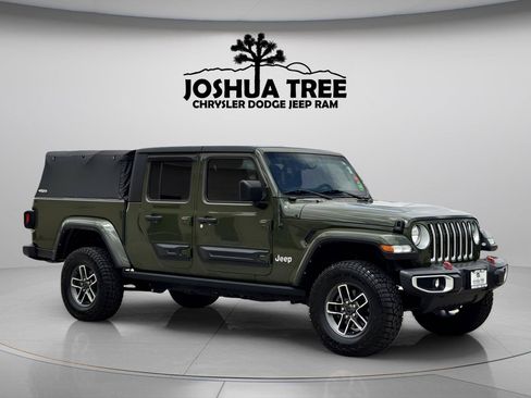 Used 2022 Jeep Gladiator Overland w/ Popular Equipment Package AWD/4WD image 1
