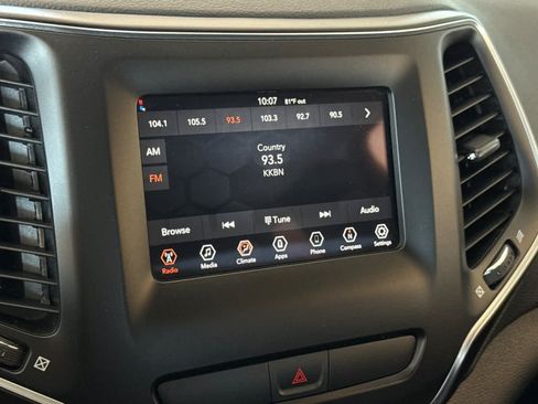 Used 2019 Jeep Cherokee Latitude w/ Popular Appearance Group AWD/4WD image 19