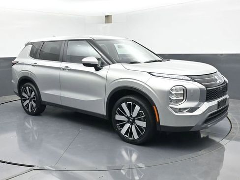 Used 2025 Mitsubishi Outlander SE AWD/4WD image 2