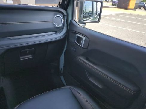 Used 2024 Jeep Wrangler Unlimited Sahara w/ Technology Group AWD/4WD image 17