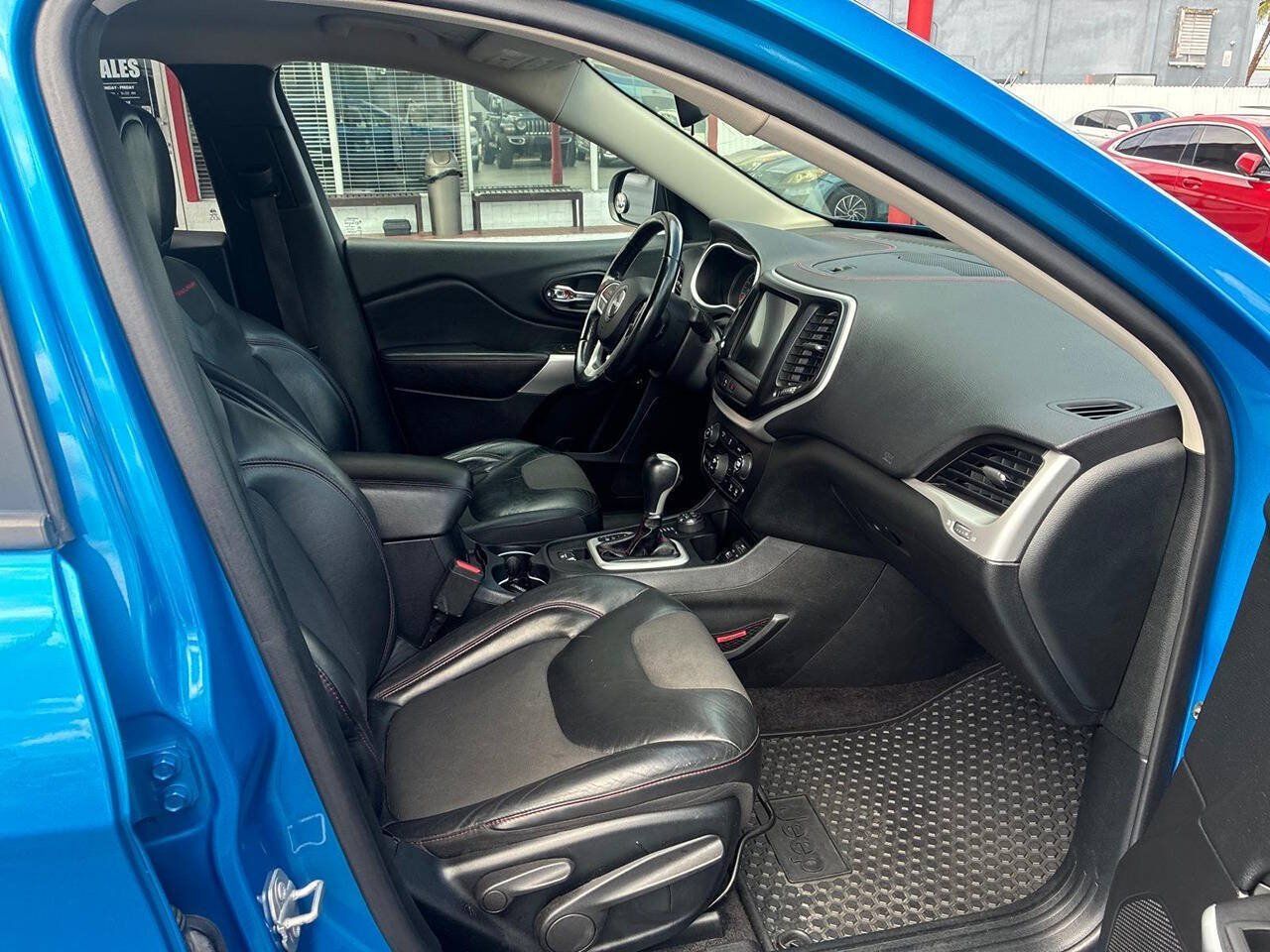 Used 2018 Jeep Cherokee Trailhawk AWD/4WD image 15