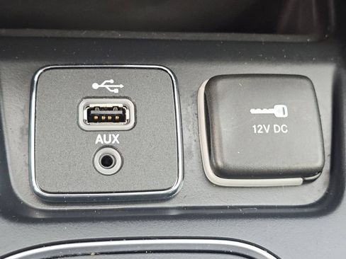 Used 2019 Jeep Cherokee Latitude Plus w/ Comfort/Convenience Group AWD/4WD image 13