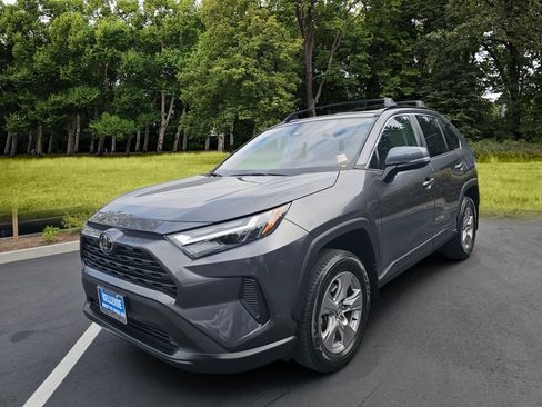 Used 2022 Toyota RAV4 XLE w/ Convenience Package AWD/4WD image 3