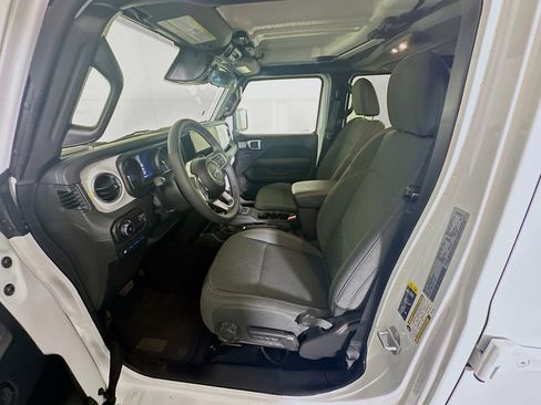 Used 2025 Jeep Wrangler Sahara image 13