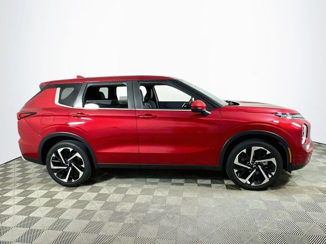 Used 2024 Mitsubishi Outlander SE Black Edition FWD image 2