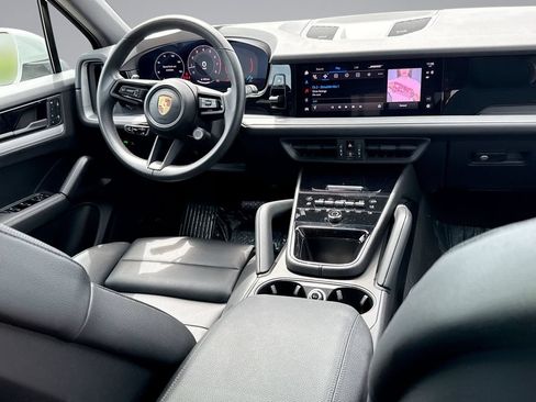 Used 2025 Porsche Cayenne AWD/4WD image 19