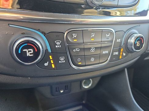 Used 2023 Chevrolet Traverse LT image 21