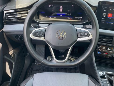 Certified 2025 Volkswagen Jetta SE w/ Sunroof Package FWD image 5