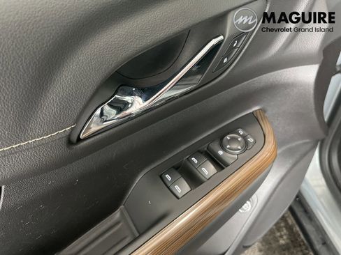 Used 2023 GMC Acadia SLE w/ Driver Convenience Package image 4