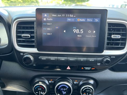 Used 2023 Hyundai Venue SEL FWD image 17