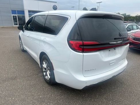 Used 2026 Chrysler Pacifica Limited FWD image 5