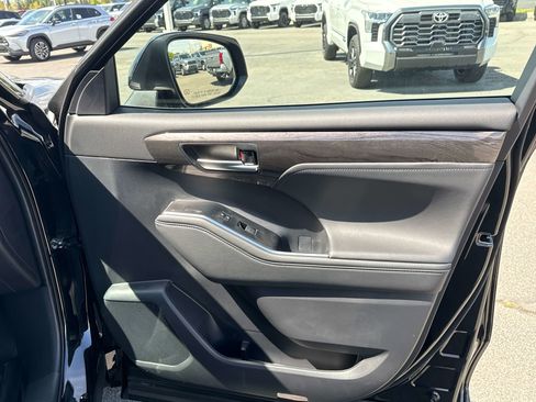 New 2026 Toyota Highlander Platinum AWD/4WD image 18
