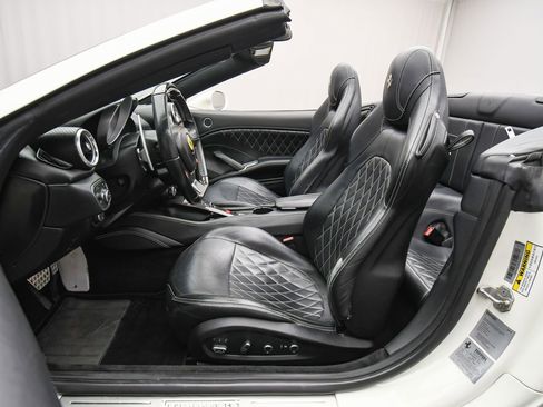Used 2016 Ferrari California T image 19