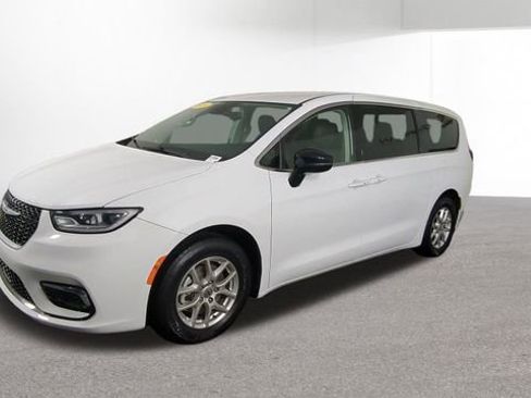 Used 2024 Chrysler Pacifica Touring-L FWD image 4