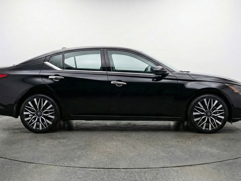 Used 2025 Nissan Altima 2.5 SV FWD image 11