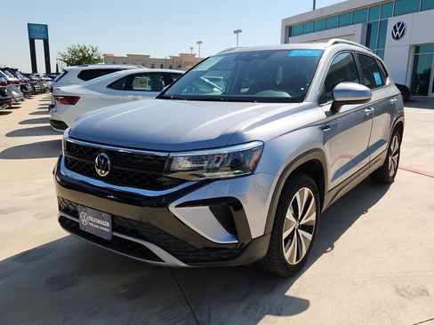 Certified 2023 Volkswagen Taos SE w/ Panoramic Sunroof Package FWD image 2