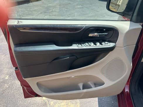 Used 2014 Chrysler Town & Country Touring FWD image 17