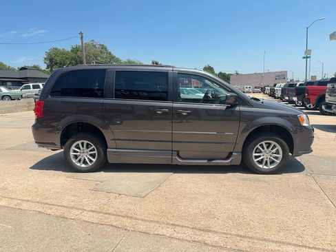 Used 2016 Dodge Grand Caravan SXT FWD image 5