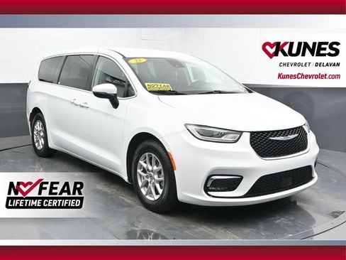 Used 2023 Chrysler Pacifica Touring-L FWD image 1