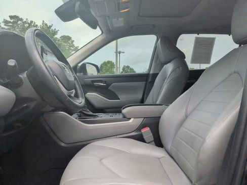 Used 2022 Toyota Highlander XLE FWD image 15