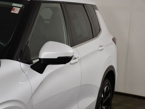 Used 2023 Mitsubishi Outlander SE AWD/4WD image 13