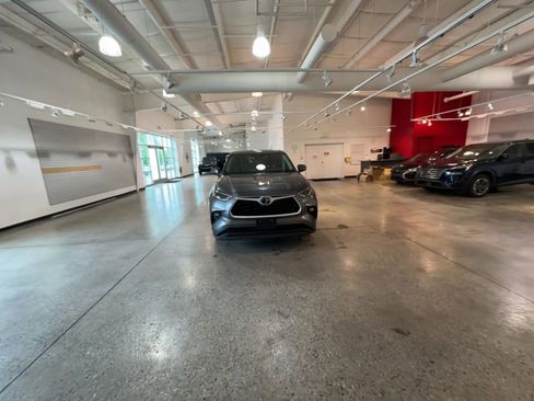 Used 2025 Toyota Highlander LE FWD image 15