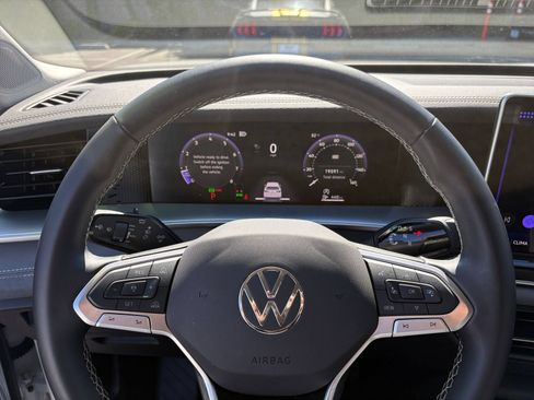 Used 2026 Volkswagen Tiguan SE FWD image 30