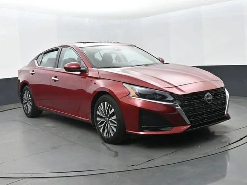 Used 2024 Nissan Altima 2.5 SV w/ SV Premium Package FWD image 2