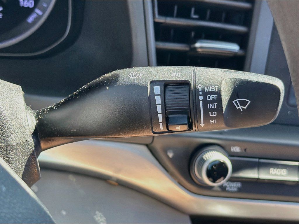 Used 2020 Hyundai Elantra SE FWD image 18