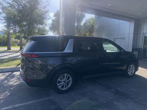 Used 2023 Kia Carnival LX FWD image 3