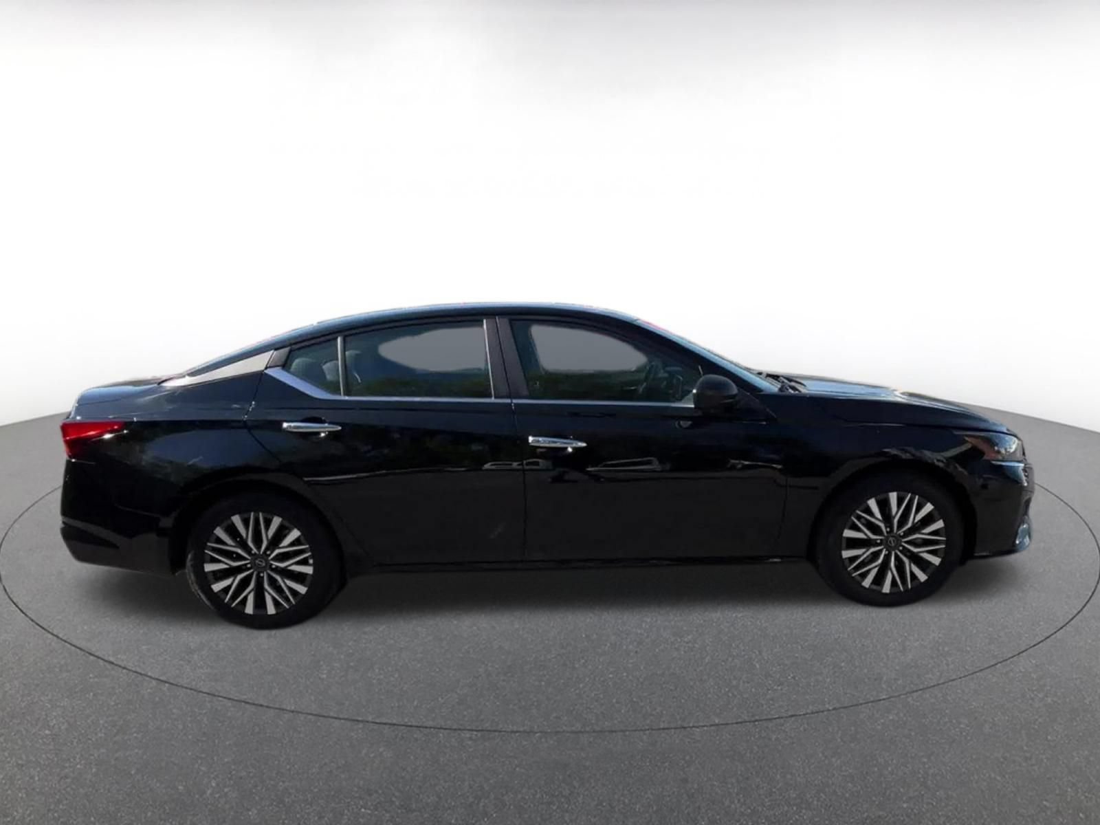 Used 2025 Nissan Altima 2.5 SV FWD image 15