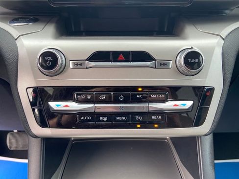 Used 2022 Ford Explorer XLT image 27