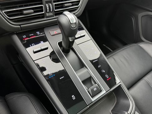 Certified 2023 Porsche Macan AWD/4WD image 26