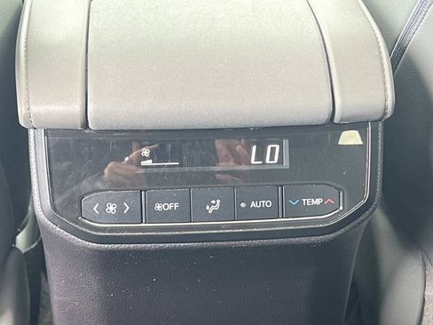 Used 2022 Toyota Highlander XLE AWD/4WD image 17