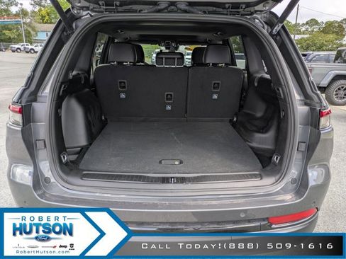 Used 2025 Jeep Grand Cherokee Altitude image 10