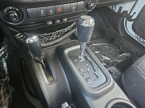 Used 2015 Jeep Wrangler Unlimited Rubicon w/ Connectivity Group AWD/4WD image 12