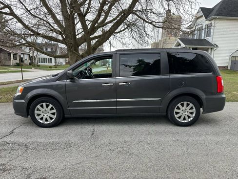 Used 2016 Chrysler Town & Country Touring w/ Driver Convenience Group image 4