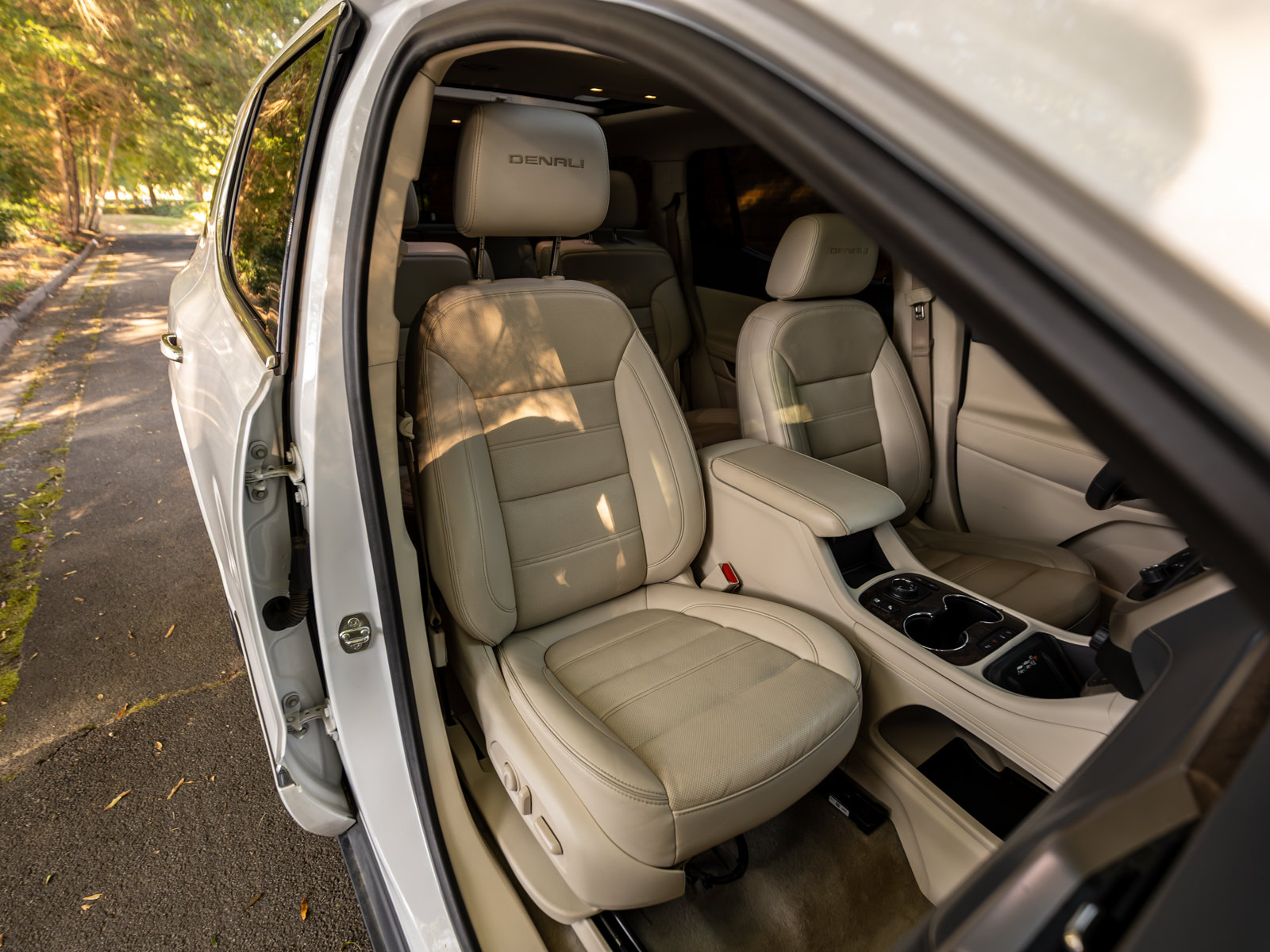 Used 2021 GMC Acadia Denali w/ Denali Technology Package FWD image 12