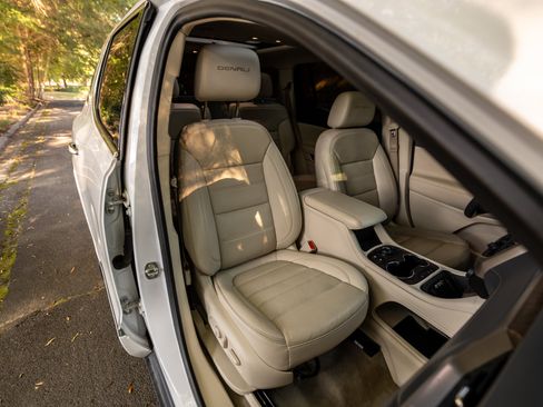 Used 2021 GMC Acadia Denali w/ Denali Technology Package FWD image 12